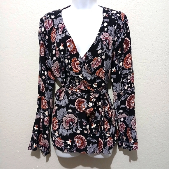 💚5/$25 LOFT Black Dahlia Garden Kimono Wrap Fluted Sleeve Blouse Floral Medium - Picture 3 of 7